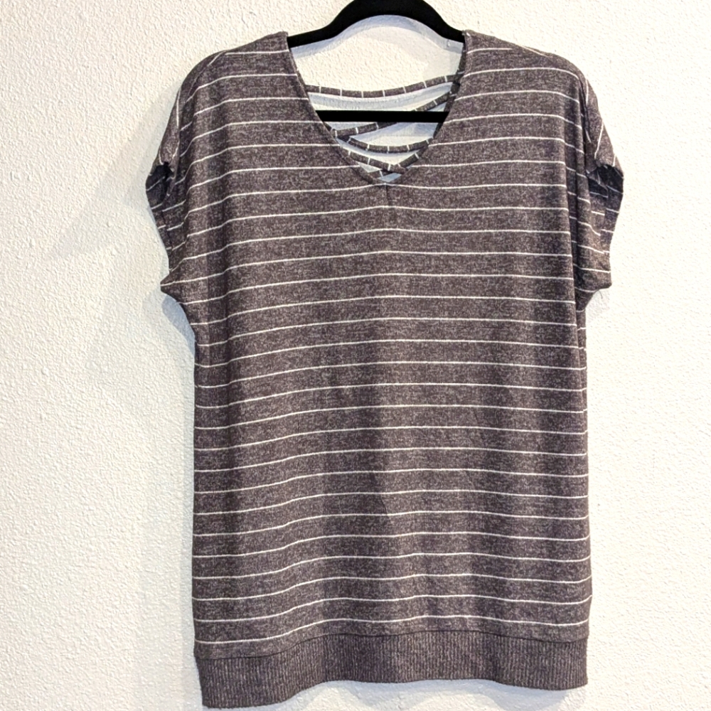 Maurice's Short Sleeve V Neck Sweater with V Back Detail Sz Medium Gray & White
